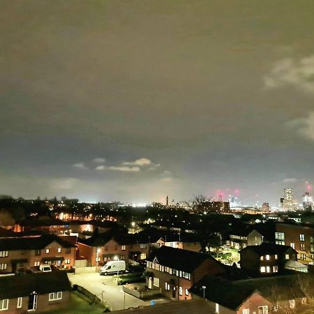 1-Bedroom Aprt In Salford- Freeparking- Sleeps3 Manchester Dış mekan fotoğraf