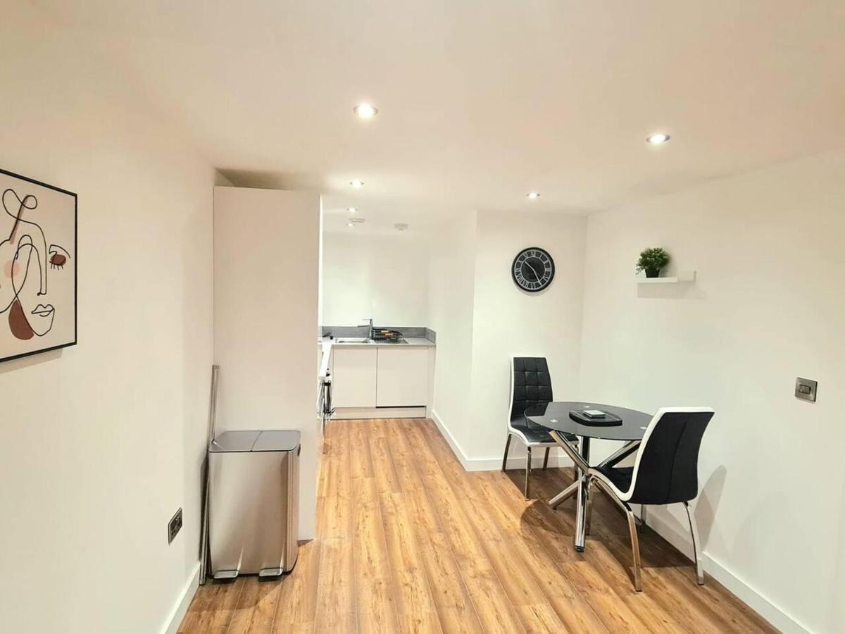 1-Bedroom Aprt In Salford- Freeparking- Sleeps3 Manchester Dış mekan fotoğraf