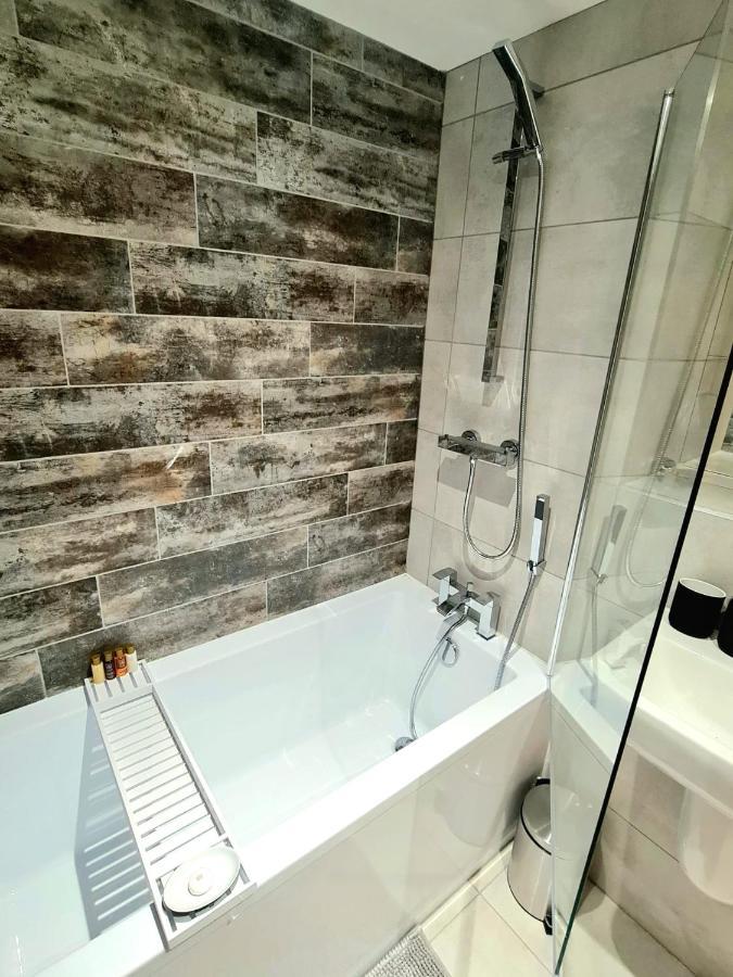 1-Bedroom Aprt In Salford- Freeparking- Sleeps3 Manchester Dış mekan fotoğraf