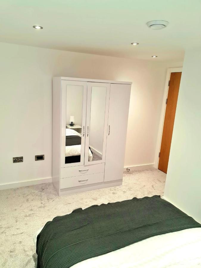 1-Bedroom Aprt In Salford- Freeparking- Sleeps3 Manchester Dış mekan fotoğraf