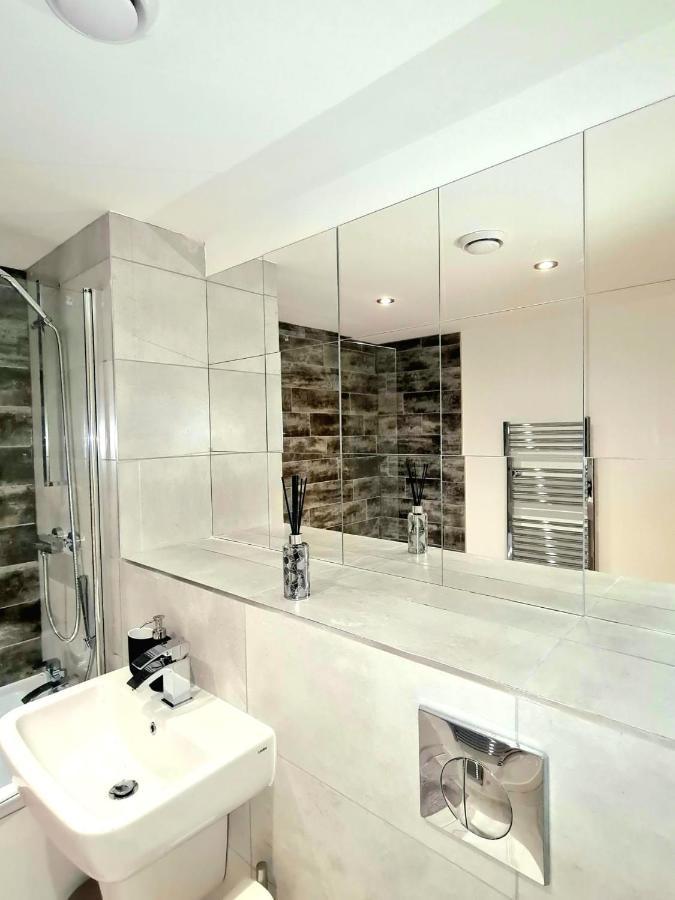 1-Bedroom Aprt In Salford- Freeparking- Sleeps3 Manchester Dış mekan fotoğraf